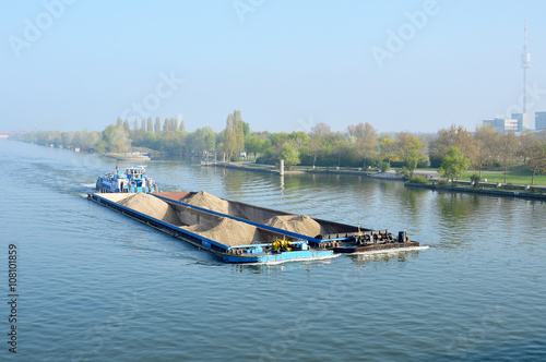 Massengutfrachter mit Schotter im Schubverband auf der Donau in Wien