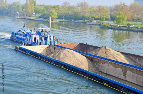 Massengutfrachter mit Schotter im Schubverband auf der Donau in Wien