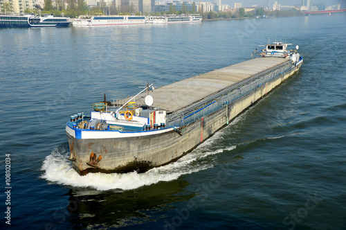 Frachtschiff auf der Donau