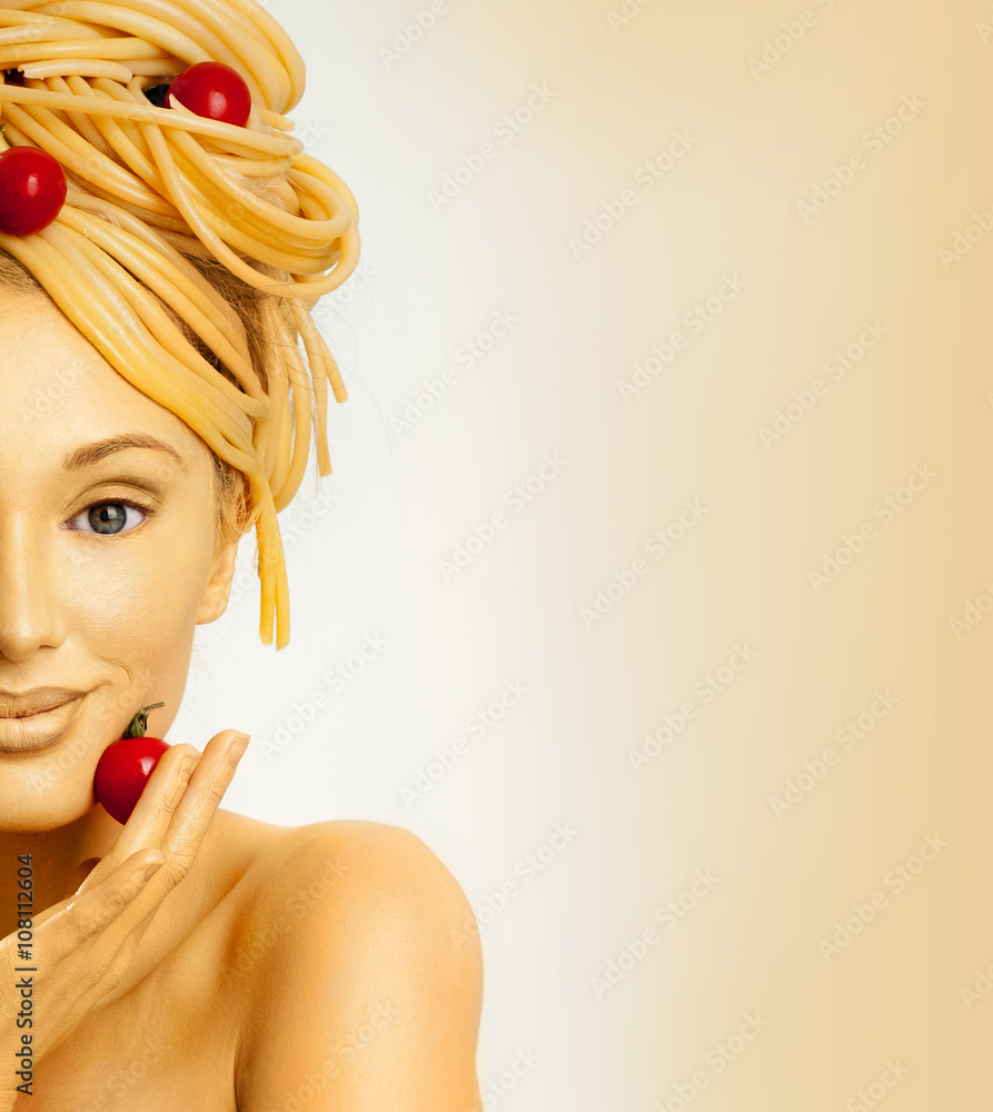 Portrait of a woman with a lot of pasta on head. Pasta with toma foto