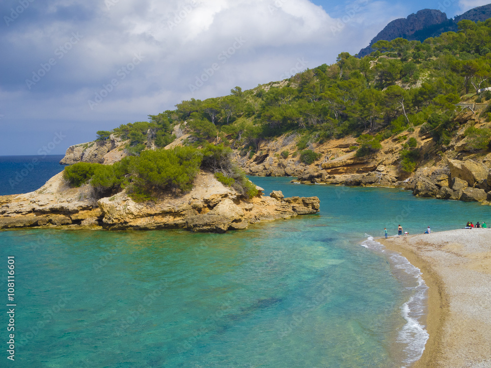 felsküste mit strand am Cap des Pinar im Norden von Mallorca, Spanien