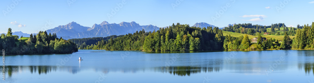 Herrliche Landschaft am Forggensee im schwäbischen Alpenvorland