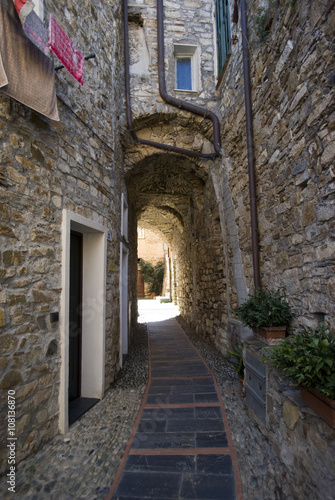 Fototapeta Naklejka Na Ścianę i Meble -  Typical Italian narrow street