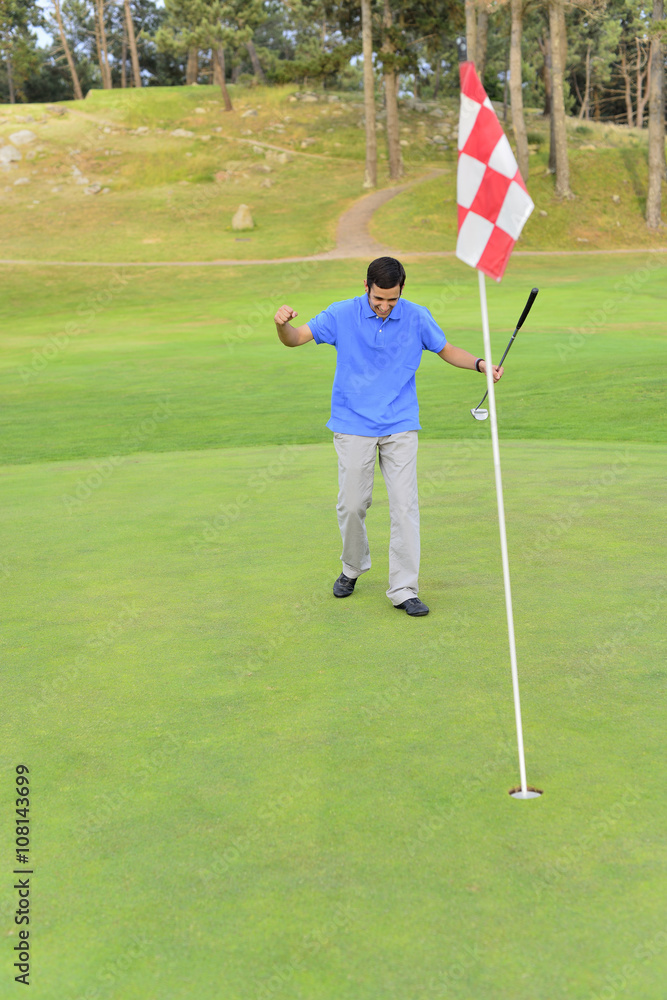 Obraz premium Young man playing golf