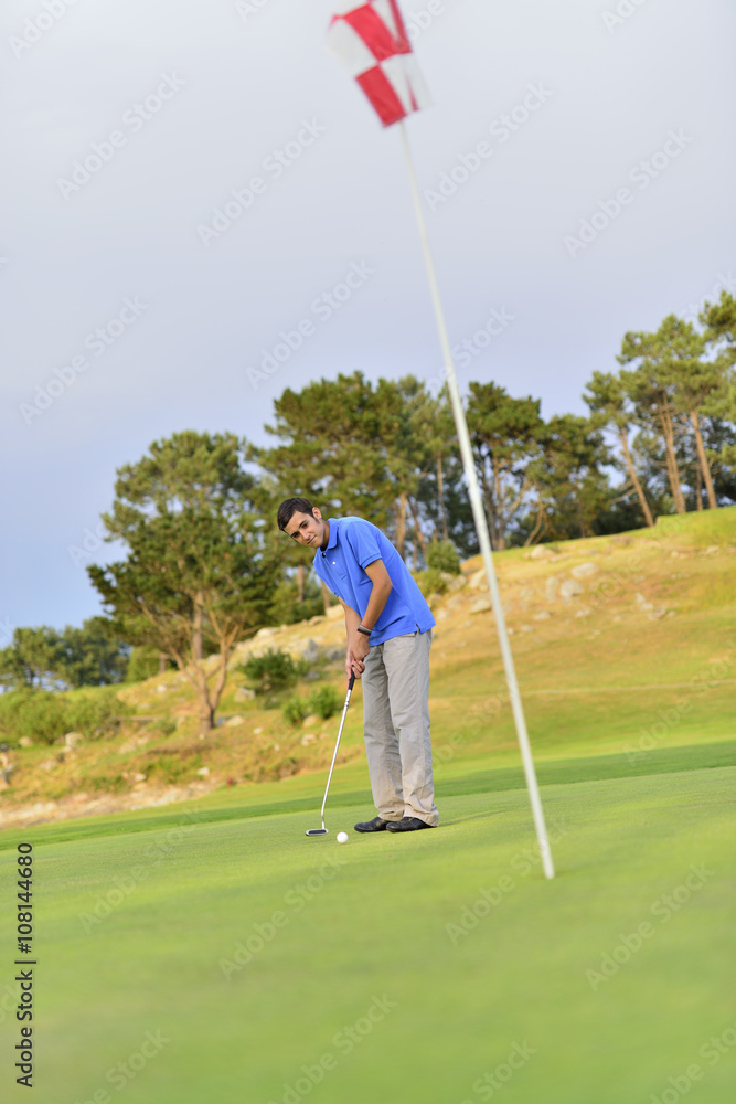 Obraz premium Young man playing golf