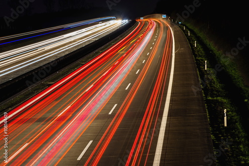 Autobahn bei Nacht mit Lichtspuren