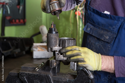 Fotografia Mechanic repairing electric generator, repair of starter