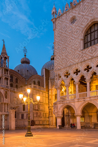 Dogenpalast in venedig am Abend, Italien © kentauros