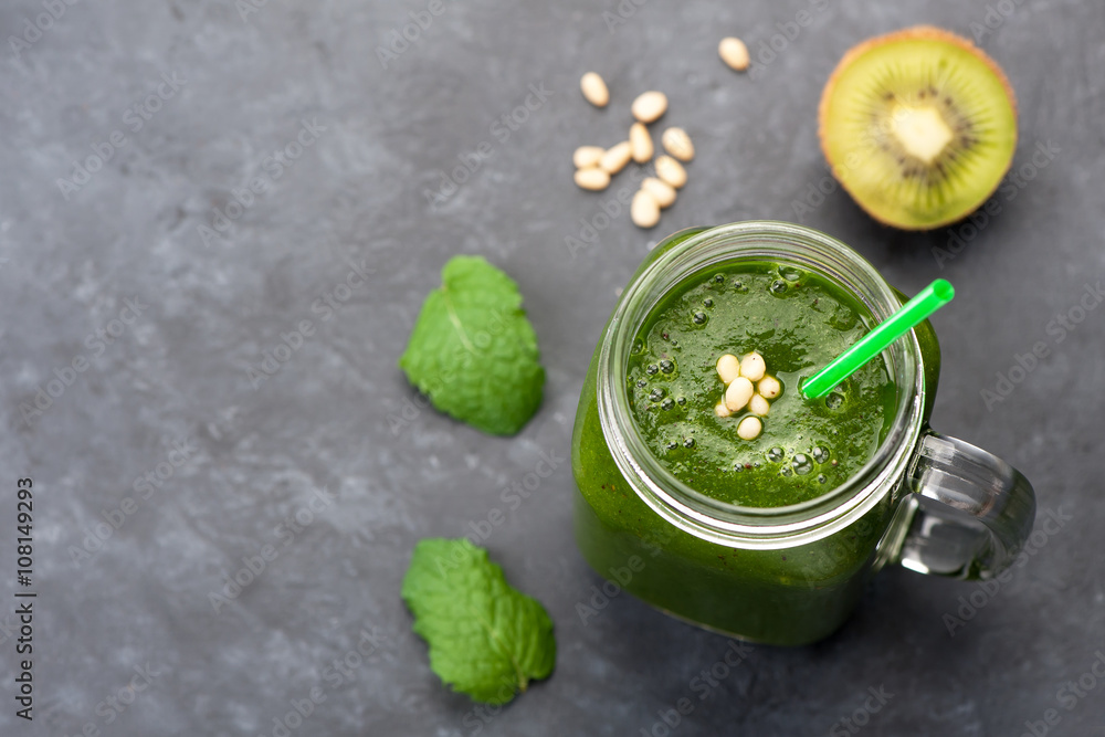 Green Smoothies spinach and kiwi. Green Smoothies spinach and kiwi.