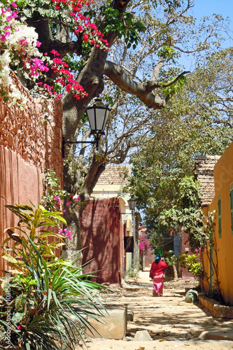 Petite rue colorée de Gorée.
