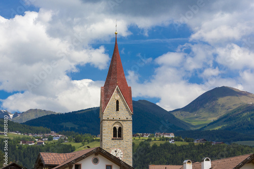 Italien, Südtirol, Eisacktal, Spinges, Blick zur Pfarrkirche zum Hl. Rupert mit Skiort Meransen im Hintergrund