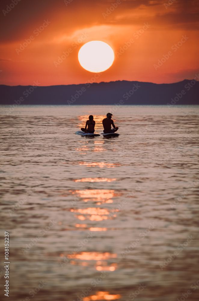 Surferpaar im Sonnenuntergang