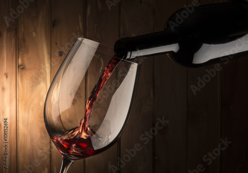 Obraz na plátně glass with red wine on wooden background