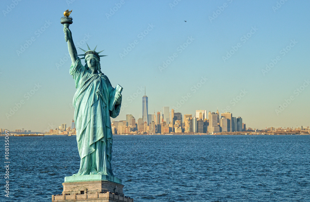Obraz premium Statua Wolności i linia horyzontu Manhattah.