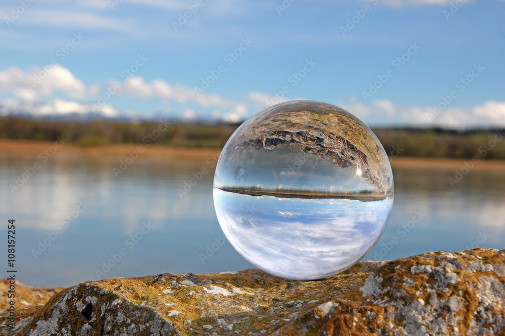 see und himmel in kristallkugel neuenburgersee schweiz