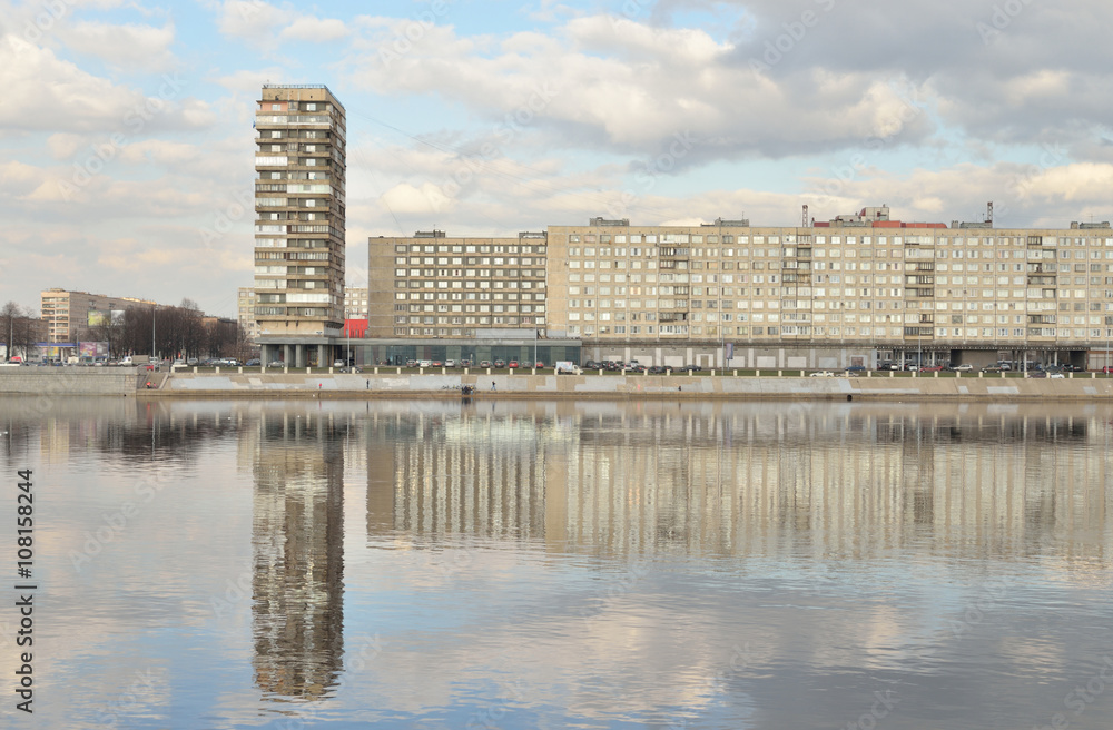 Naklejka premium October embankment in St.Petersburg at cloud spring day, Russia.