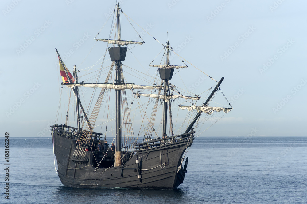 Fototapeta premium Nao Victoria żegluje wzdłuż wybrzeża