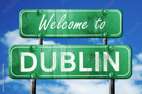 Photography dublin vintage green road sign with blue sky background