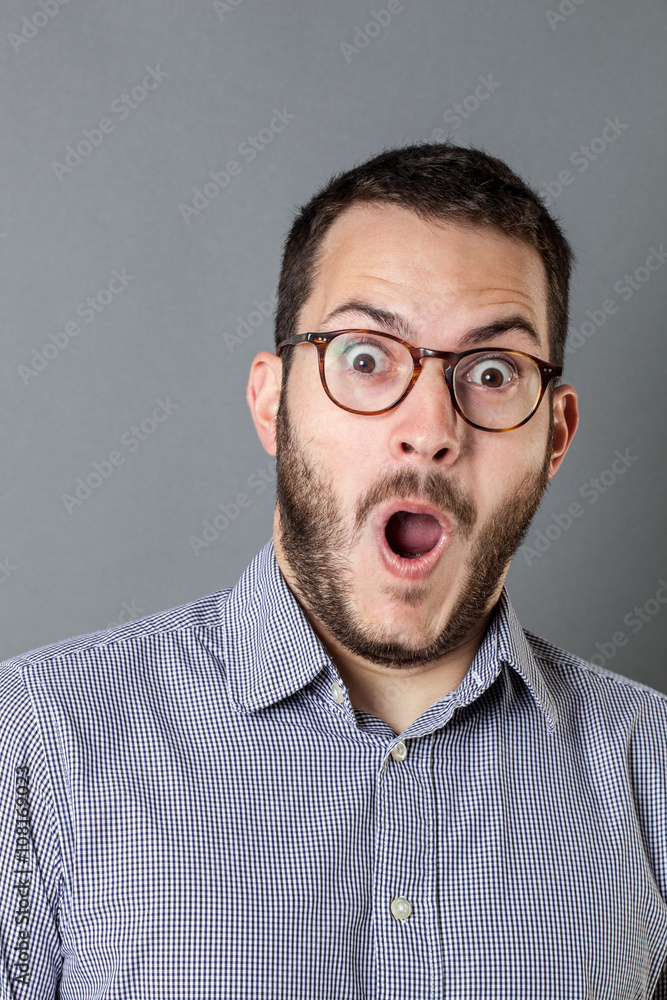 Obraz premium surprise concept for excited young bearded businessman