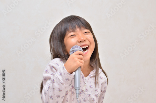 Fotografía 楽しく歌う女の子
