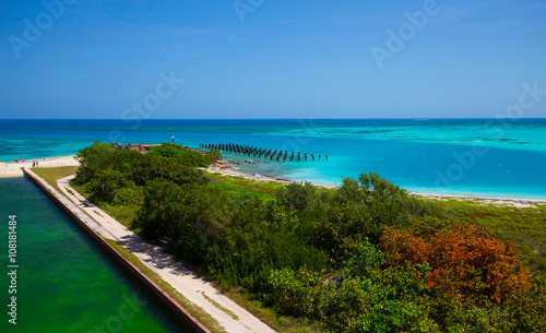 Fotografie The crystal clear waters of the Gulf of Mexico surround Civil War Historic Fort