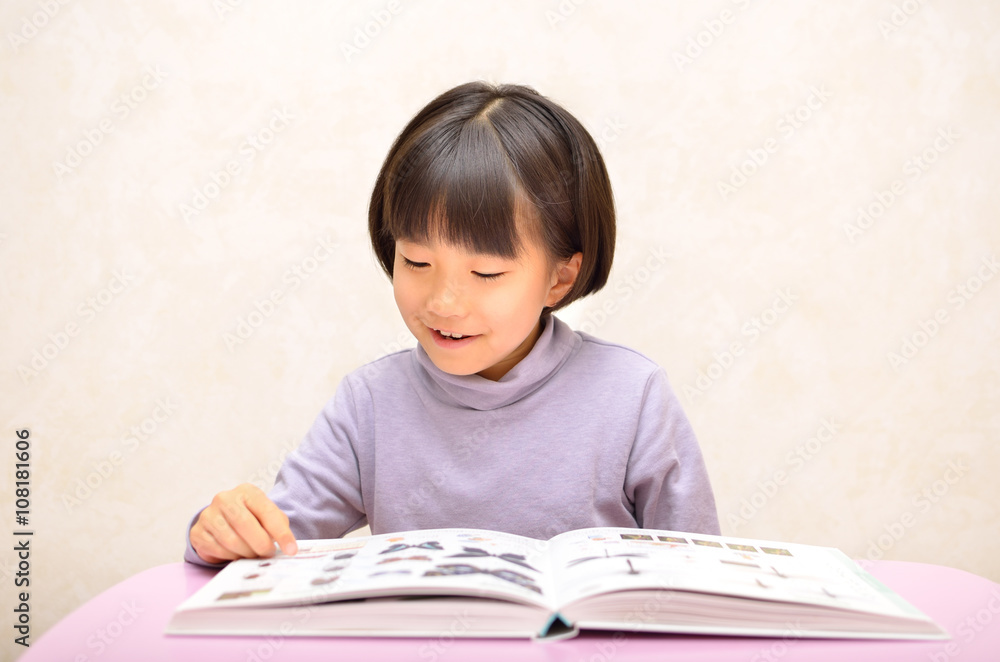 読書をする女の子 読書をする女の子