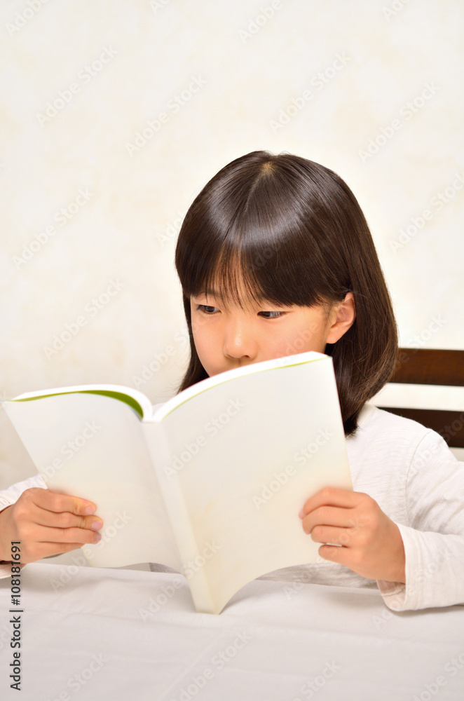読書をする女の子 読書をする女の子