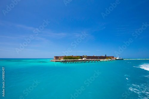 Billede på lærred The crystal clear waters of the Gulf of Mexico surround Civil War Historic Fort