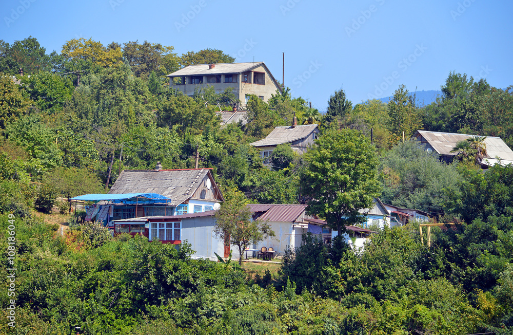 Дома на склоне горы в маленьком южном городке