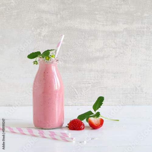 Erdbeer-Smoothie mit Erdbeerblüte dekoriert photo