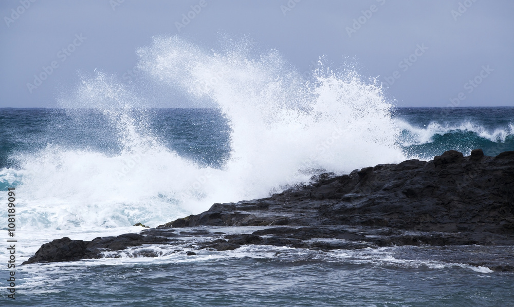 breaking ocean waves