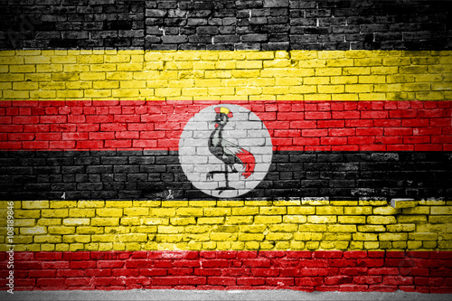 Ziegelsteinmauer mit Flagge Uganda