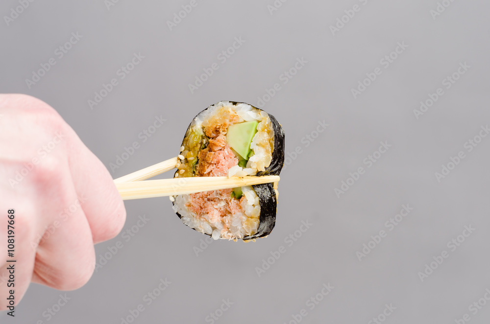 Jedzenie sushi pałeczkami - obrazy, fototapety, plakaty 