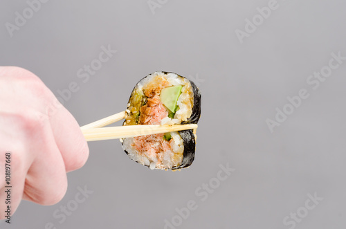 Jedzenie sushi pałeczkami
