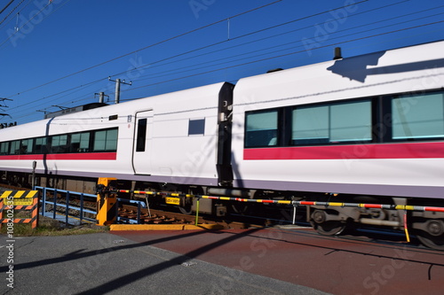 走行中の電車／茨城県の常磐線で、走行中の電車を撮影した、通勤通学イメージの写真です。