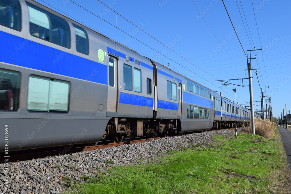 Obraz premium 走行中の電車／茨城県の常磐線で、走行中の電車を撮影した、通勤通学イメージの写真です。