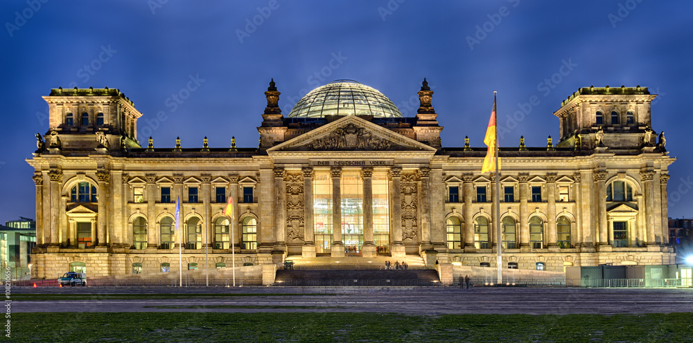 Reichstag in Berlin bei Nacht