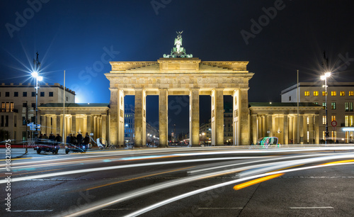 Brandenburger Tor in Berlin bei Nacht mit weißen Verkehrslichtern