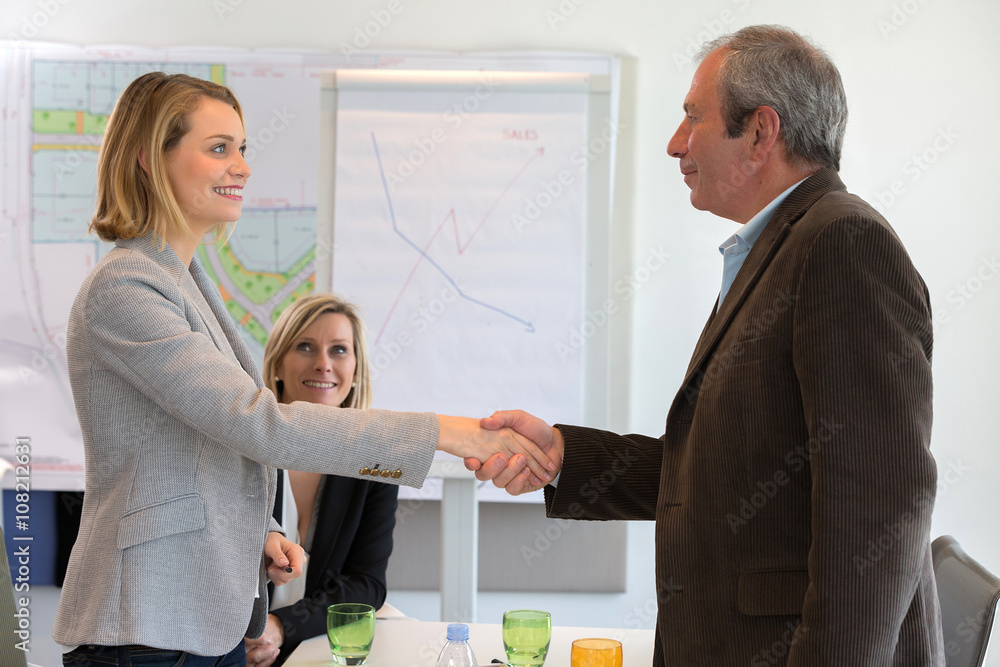 Obraz premium Business people shaking hands, finishing up a meeting