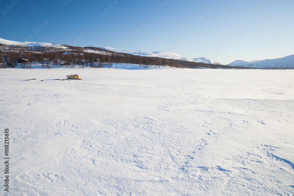 Winterzelten auf einem zugefrorenen See in Schweden