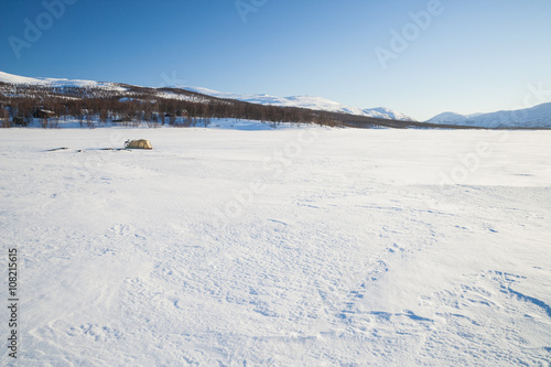 Winterzelten auf einem zugefrorenen See in Schweden © Alexander Erdbeer