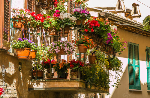 Splendido balcone fiorito  photo