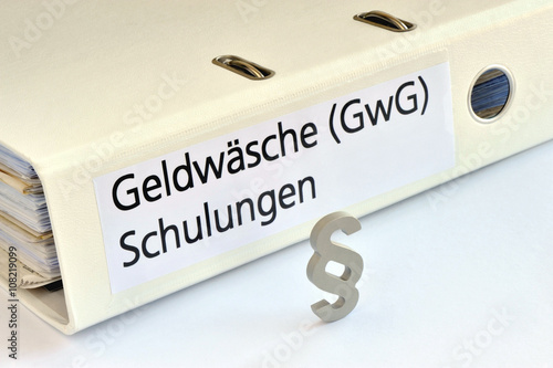 Geldwäsche, Geldwäschegesetz, GwG, Schulung, Paragraph, Ordner, Mitarbeiterschulung, Fortbildung, Bank, Kreditinstitut, Bankgewerbe, Bankkaufmann photo