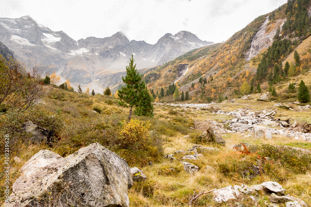 Hochgebirgstal in den herbstlichen tiroler Alpen