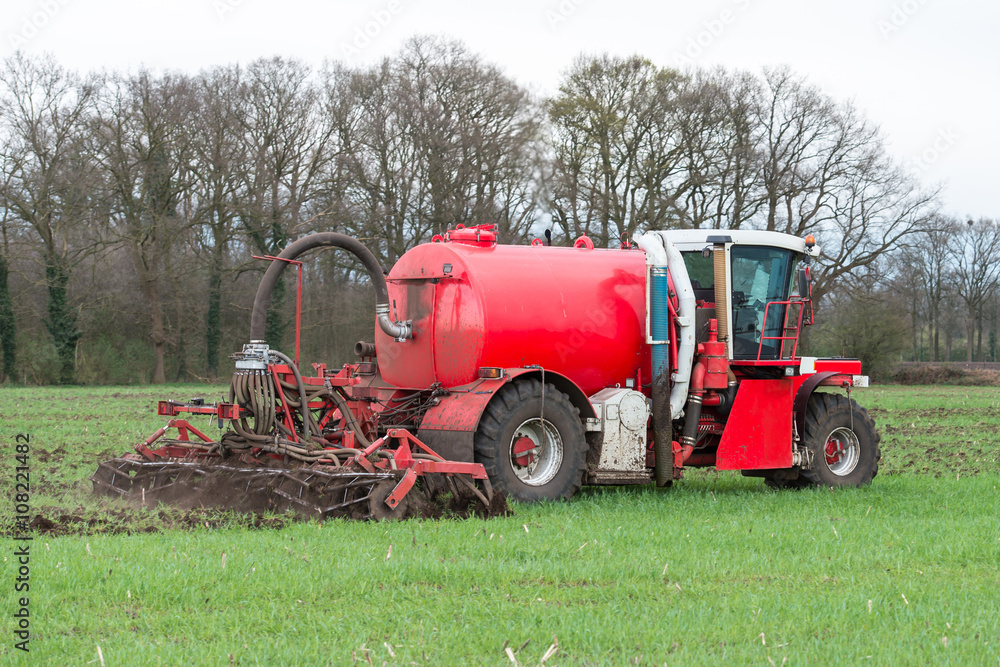 Injection of liquid manure with arable manure spreader Injection of liquid manure with arable manure spreader