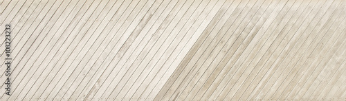 Bretterwand aus diagonal verlegten Brettern