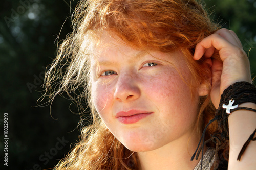 Portrait Teenager mit roten Haaren und Sommersprossen photo