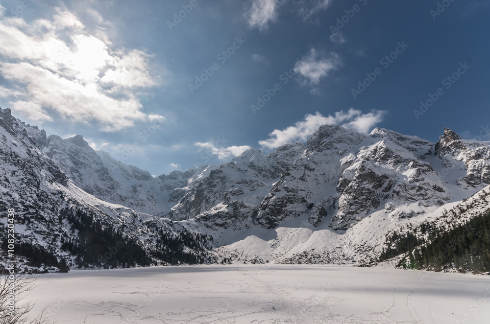 Fototapeta premium Zamarznięte jezioro Morskie Oko w Tatrach