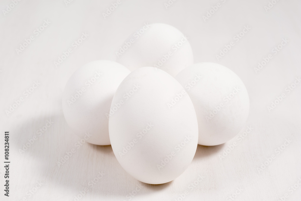 Huevos blancos sobre fondo blanco Huevos blancos sobre fondo blanco