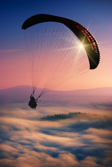 Fotobehang Luchtsport Paraglider glijdt rustig door luchtruim  © Bashkatov